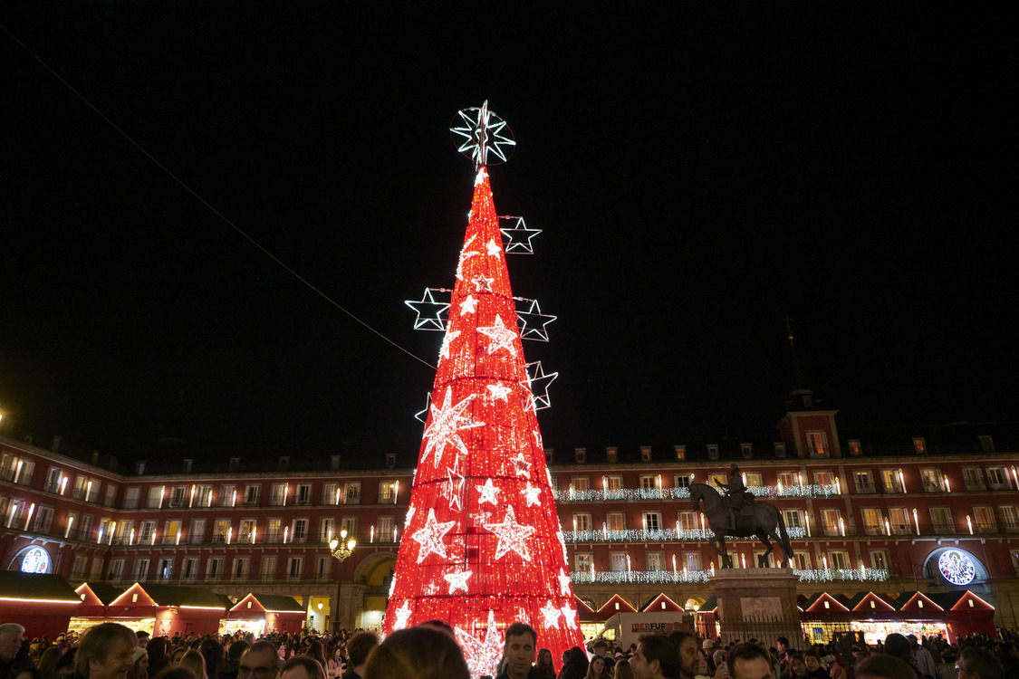 La Navidad se viste de diseño: 15 diseñadores españoles iluminan las calles de Madrid