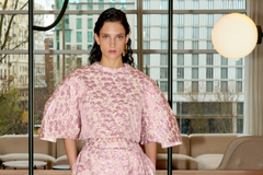 封面照片 西班牙广场以盛大的城市时装秀拉开了马德里时装秀的序幕