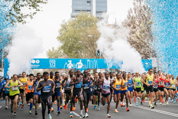 Foto de capa A Meia Maratona Movistar Madrid retorna ao Paseo del Prado.