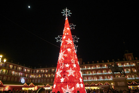 Image Noël s'habille de design : 15 designers espagnols illuminent les rues de Madrid