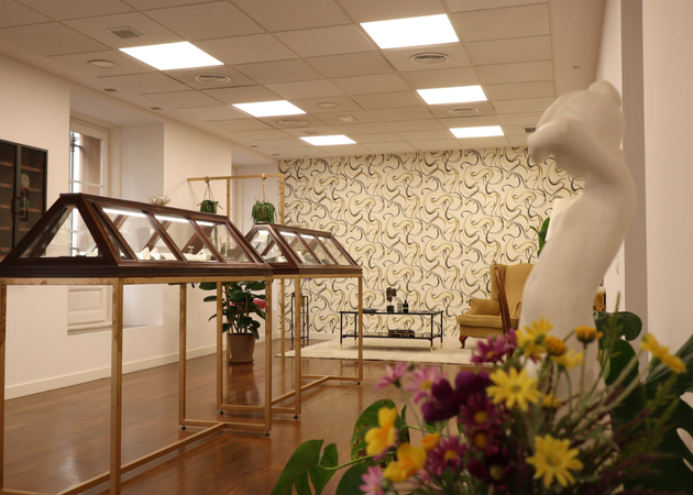 Galleria di immagini Piercing con fiori in oro e gioielleria raffinata 1