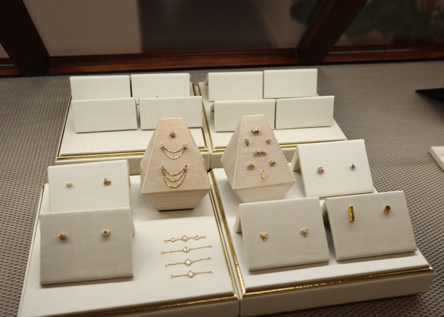 Galleria di immagini Piercing con fiori in oro e gioielleria raffinata 10