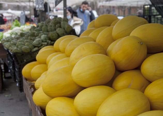 图片库 Camino de las Cruces 市场，摊位 35 和 36：水果和蔬菜 2