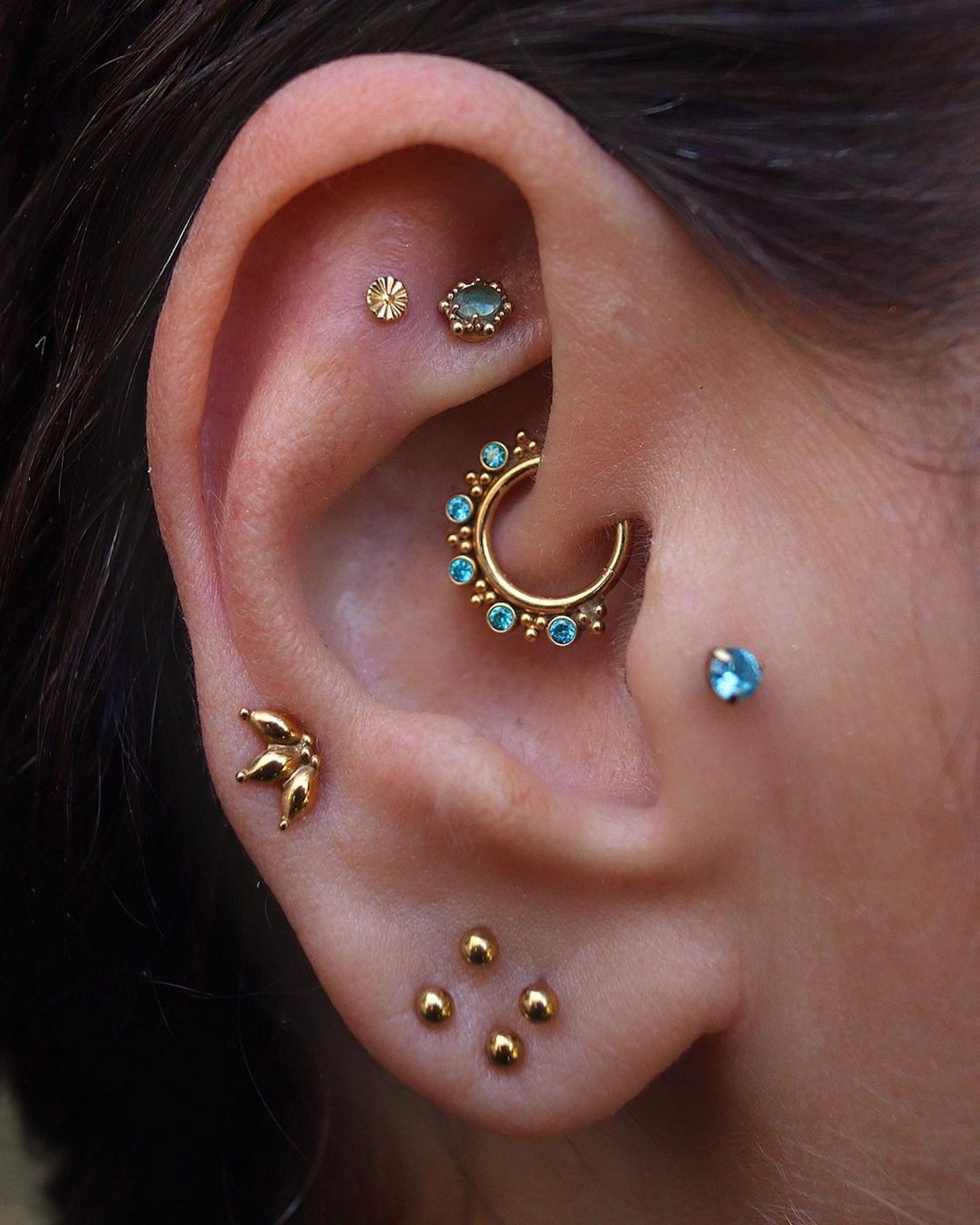 Foto de capa Piercing de flores de ouro e joias finas