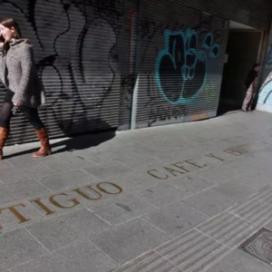 Foto di copertina Marchio di cava di lettere in bronzo che imita l'insegna del Café del Pombo