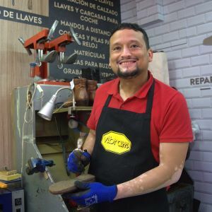 Foto di copertina Edgar ripara