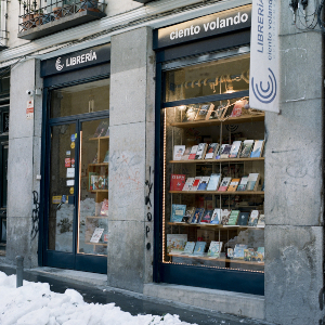 Foto di copertina Centinaia di librerie volanti