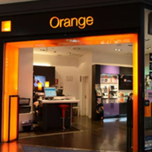 Titelbild Orangefarbener Hauptplatz
