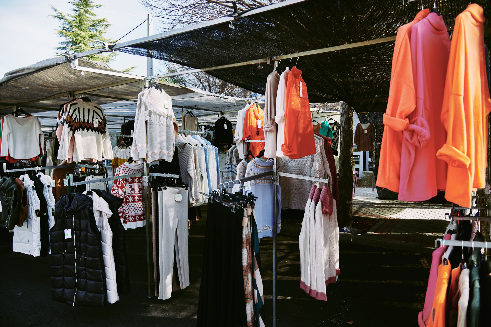 Titelbild Orcasur-Marktstand: Acais-Kleidung