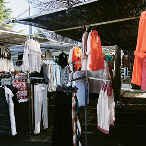 Foto di copertina Bancarella del mercato Orcasur: vestiti Acais