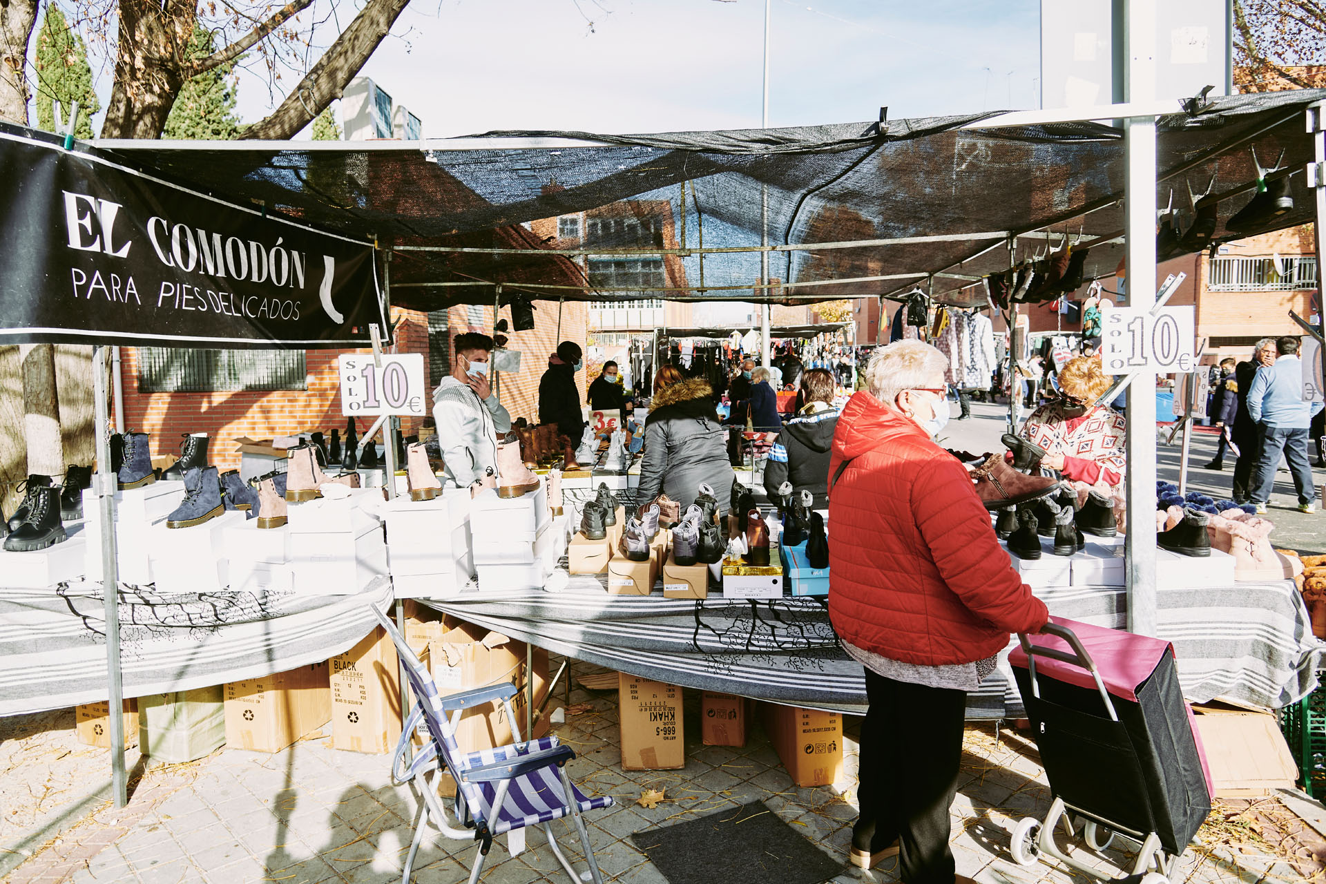 Photo de couverture Étal de marché d'Orcasur : Chaussures El Comodón