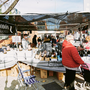 Photo de couverture Étal de marché d'Orcasur : Chaussures El Comodón