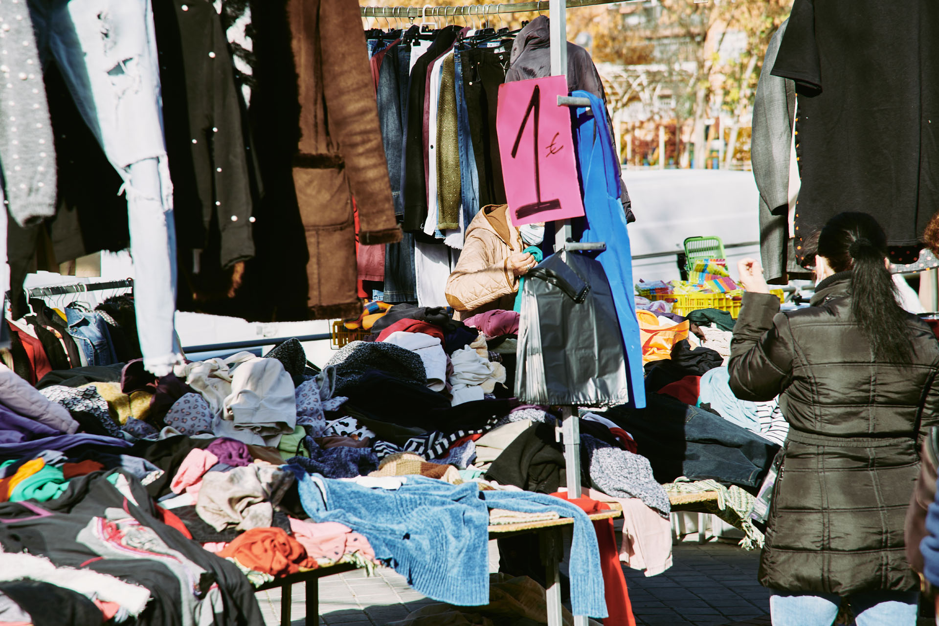 Titelbild Orcasur-Marktstand: Knappenkleidung