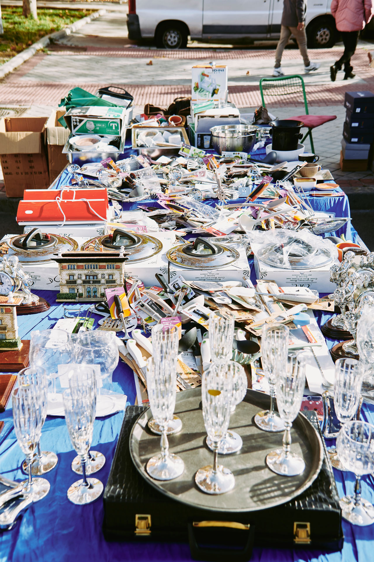 Photo de couverture Étal du marché d'Orcasur : chaussures et ustensiles de cuisine Heredia