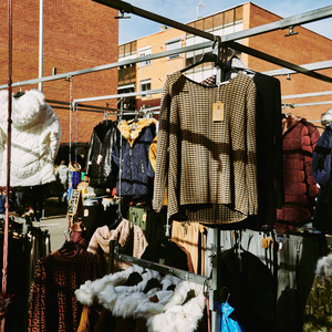Photo de couverture Étal de marché d'Orcasur : vêtements de Gonzalez Heredia