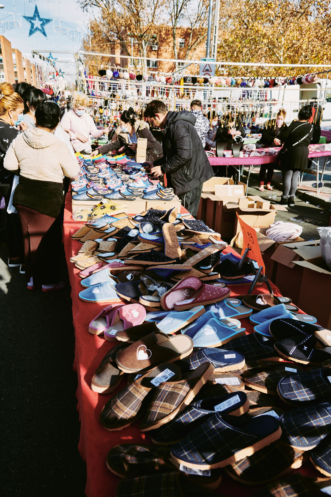 Photo de couverture Étal de marché d'Orcasur : chaussures Rober