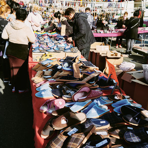 Photo de couverture Étal de marché d'Orcasur : chaussures Rober
