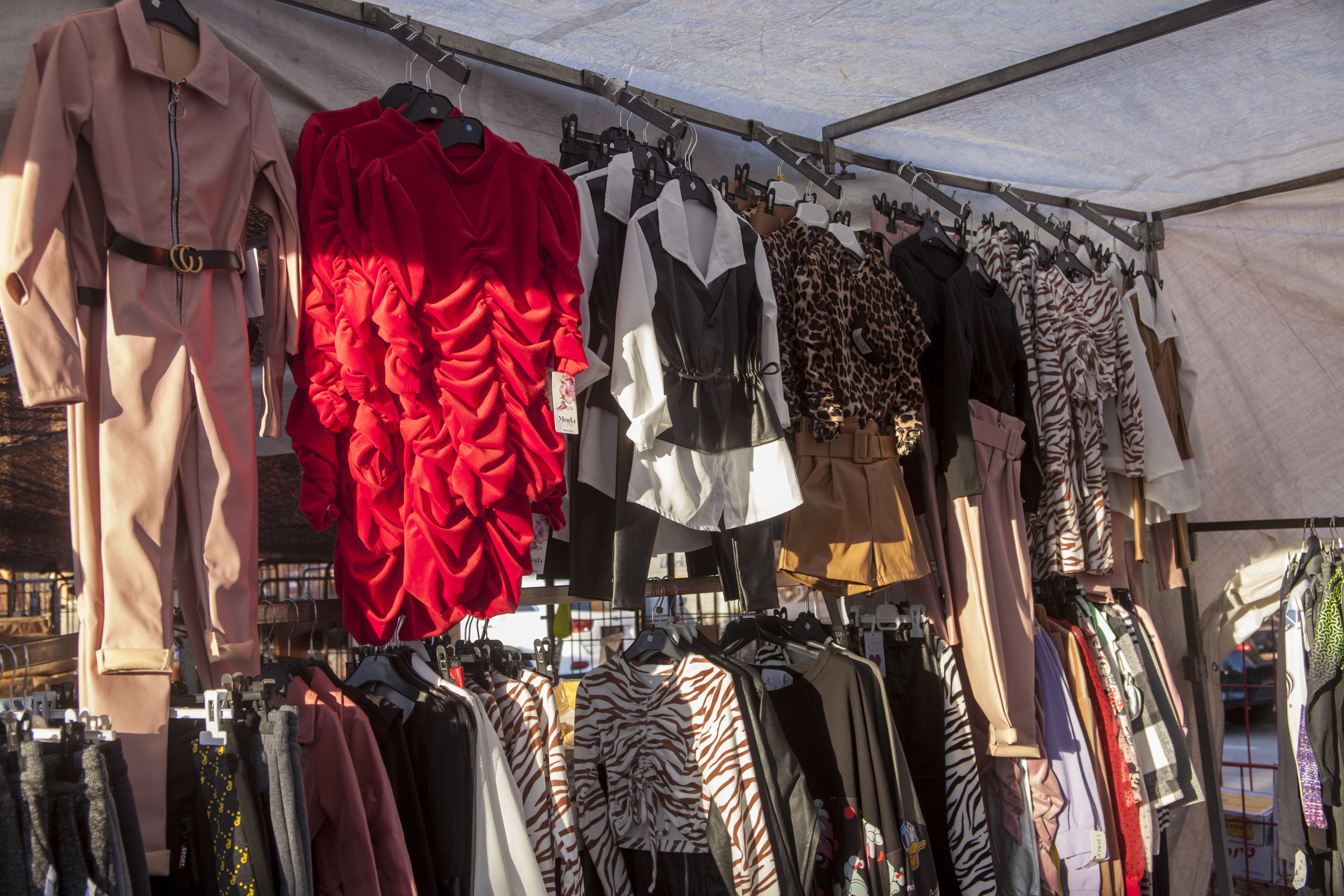 Photo de couverture Marché de Fontarrón, Poste 17 : Habillement et lingerie
