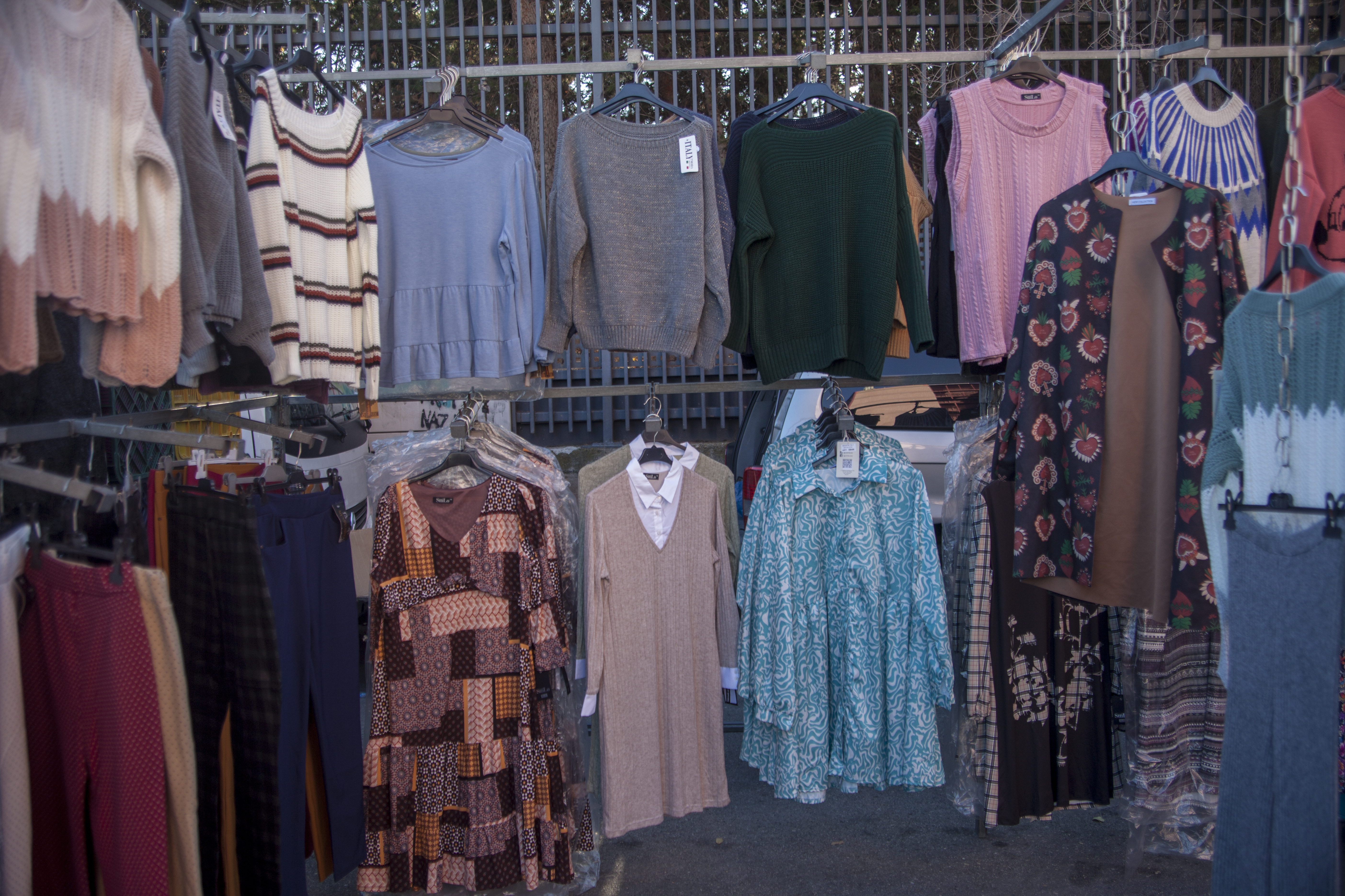 Photo de couverture Marché de Fontarrón, Poste 40. : textiles et accessoires