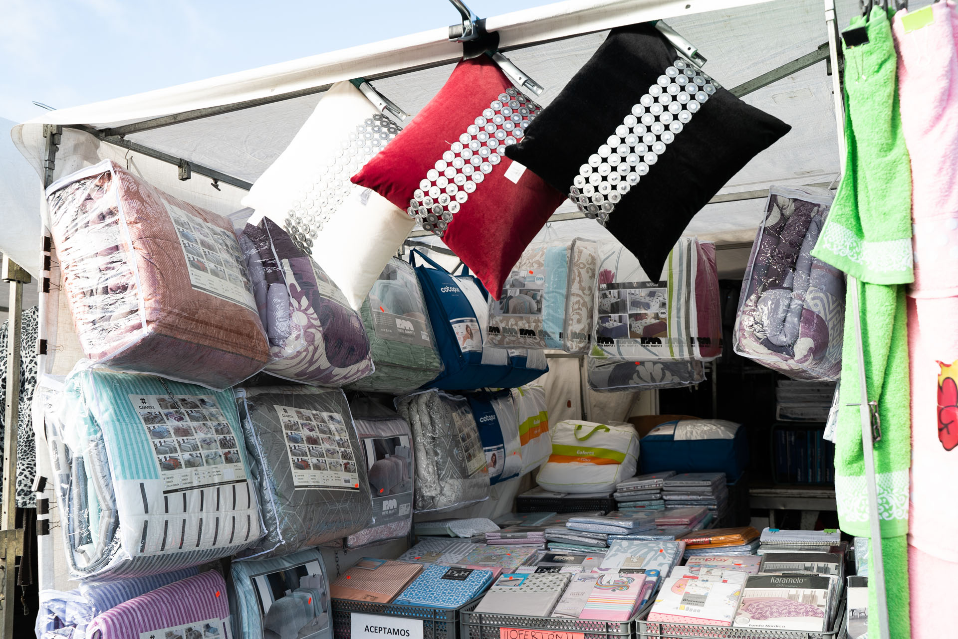 Foto de portada Mercadillo Villa de Vallecas, Puesto 2: Ropa de hogar