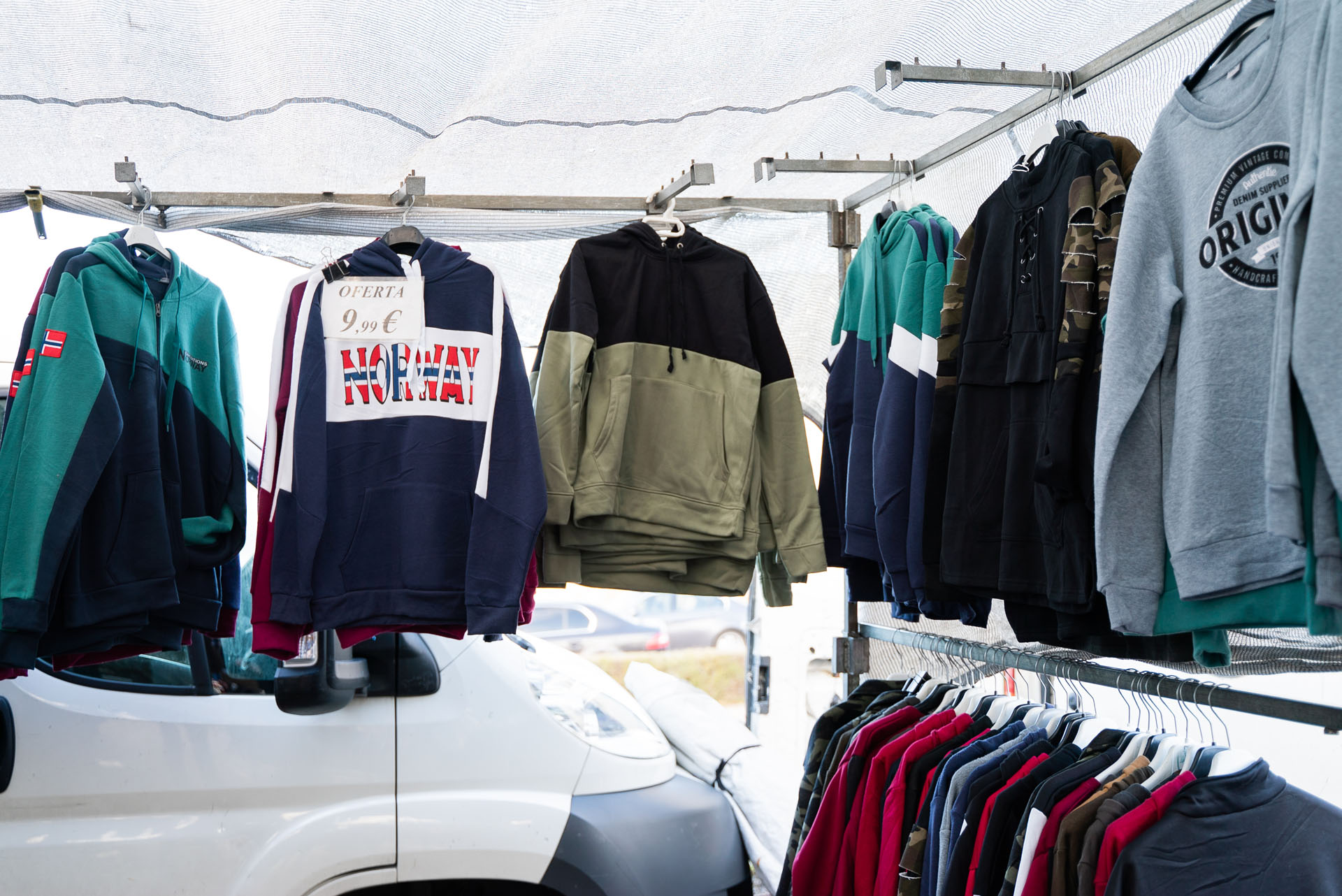 Foto de portada Mercadillo Villa de Vallecas, Puesto 8: Textil