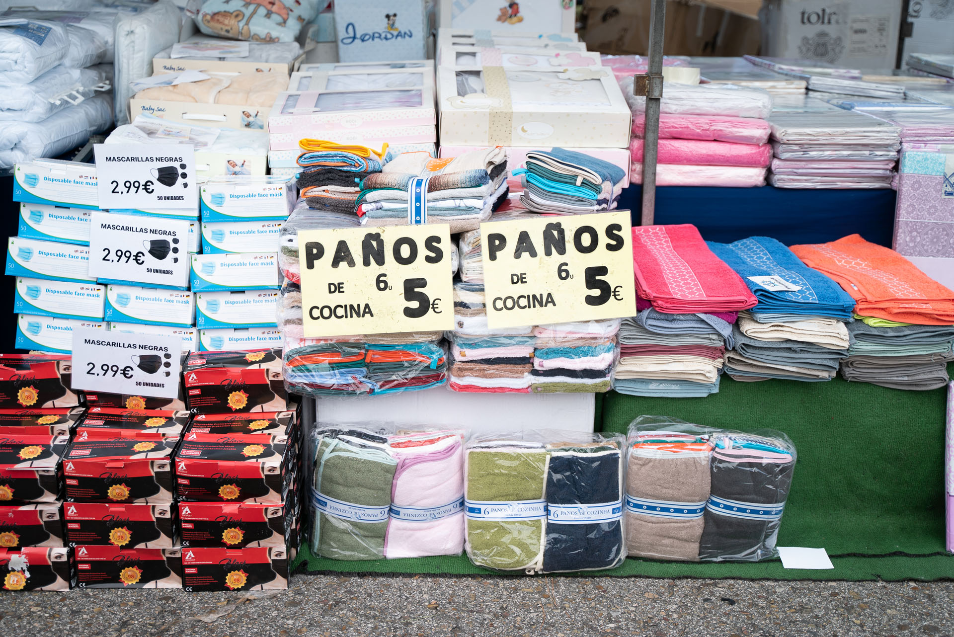 Titelbild Markt von Villa de Vallecas, Posten 23 und 24: Haushaltswäsche