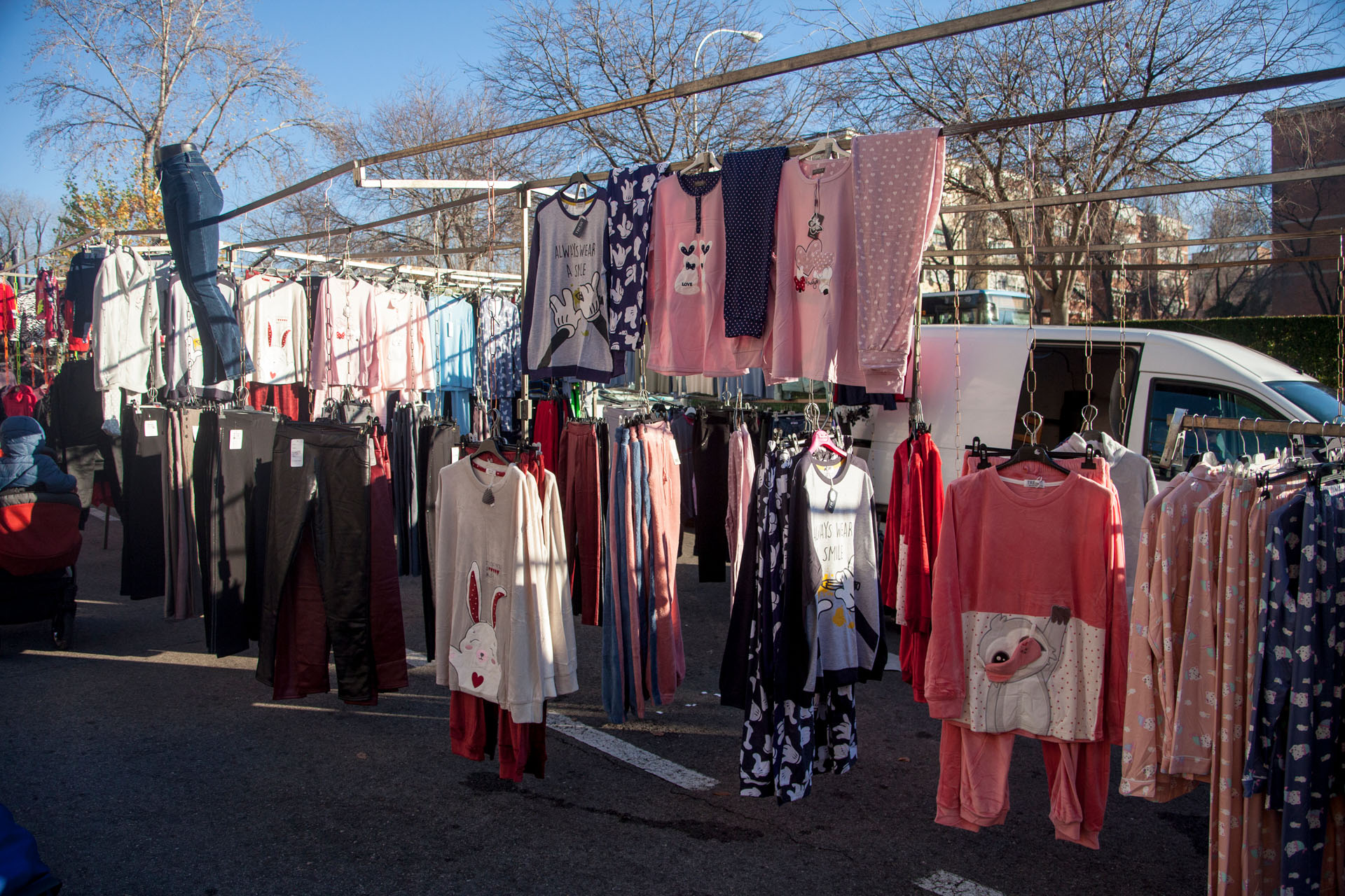 Foto de portada Mercadillo de ciudad de los Ángeles; Puesto 13: Confecciones