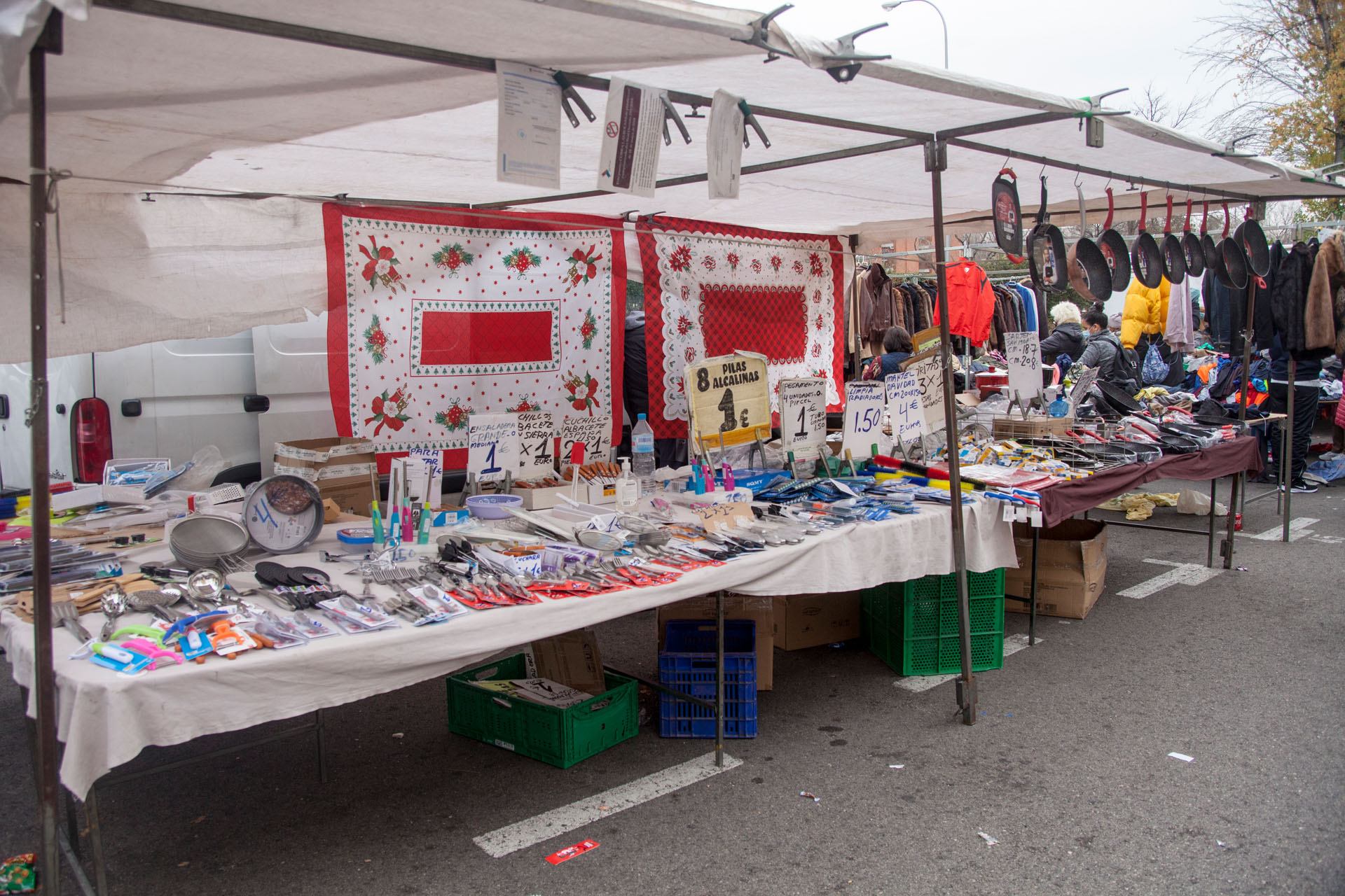 Photo de couverture Marché aux puces de la ville de Los Angeles ; Position 43 : articles ménagers