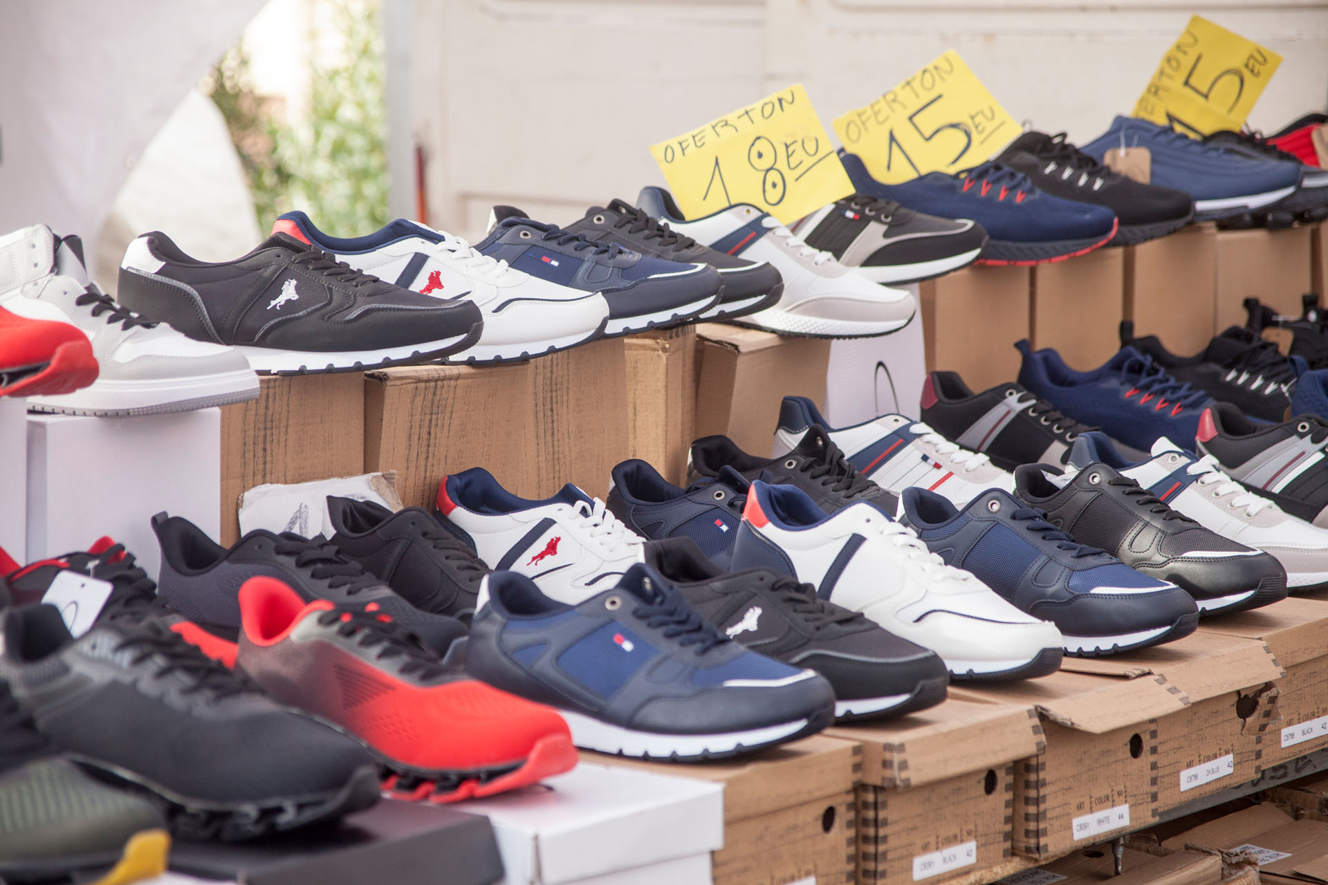 Photo de couverture Marché aux puces de la ville de Los Angeles ; Position 52 : Chaussures