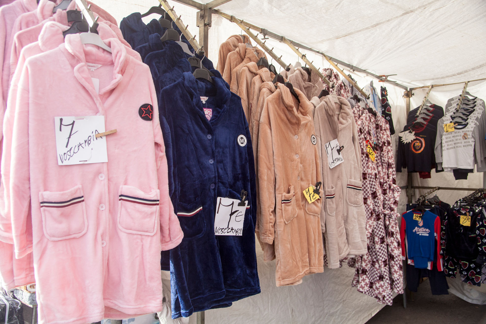 Photo de couverture Marché aux puces de la ville de Los Angeles ; Poste 54 : Vêtements