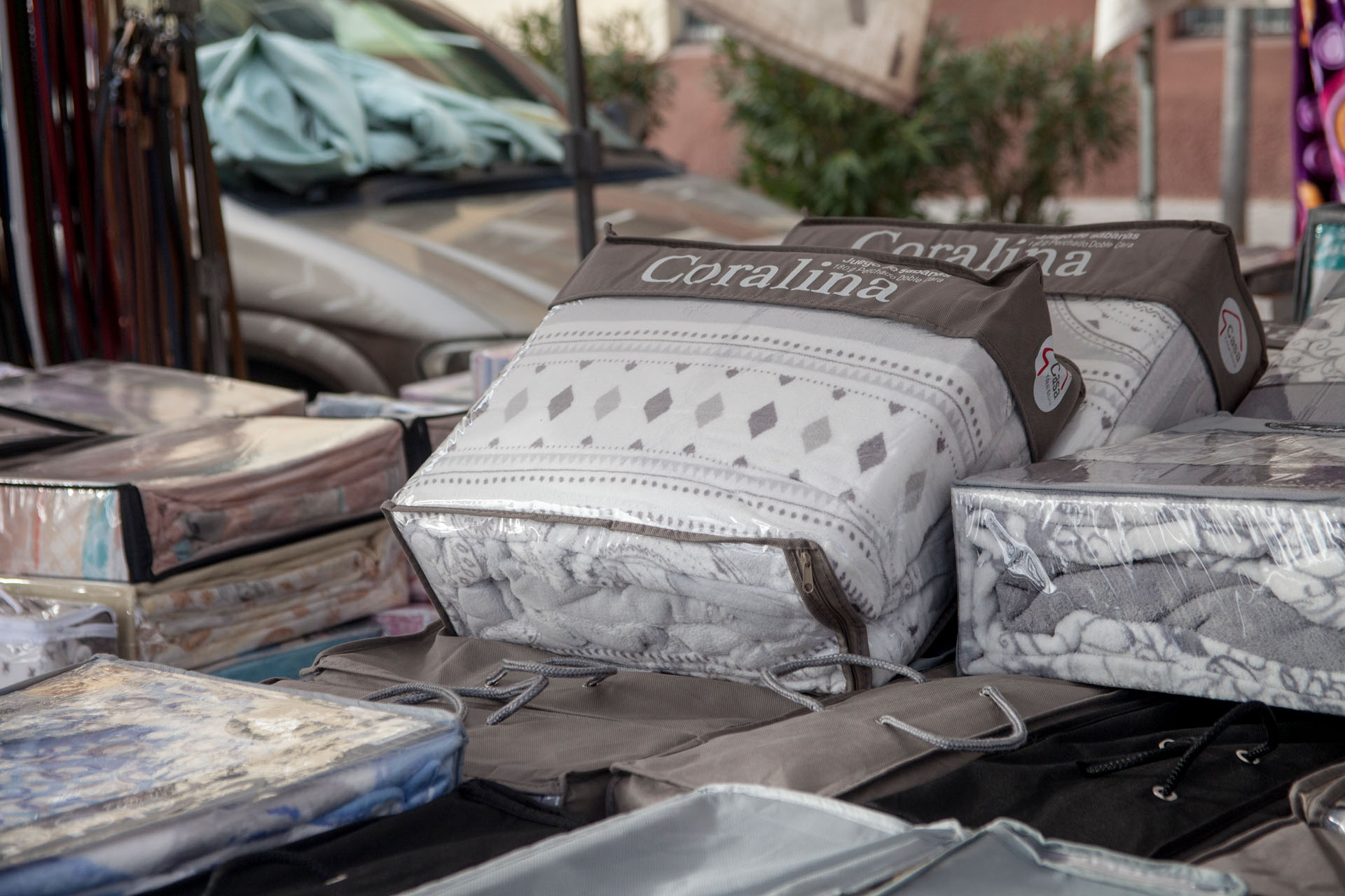 Photo de couverture Marché aux puces de la ville de Los Angeles ; Poste 56 : Linge de maison et vêtements