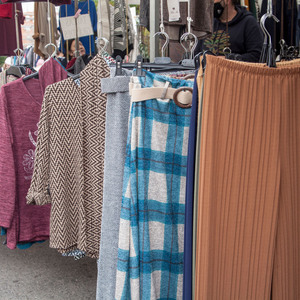 Titelbild Flohmarkt in der Stadt Los Angeles; Position 57: Kleidung