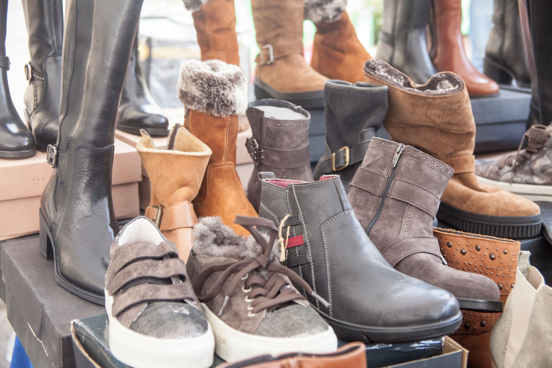 Photo de couverture Marché aux puces de la ville de Los Angeles ; Position 72 : Chaussures