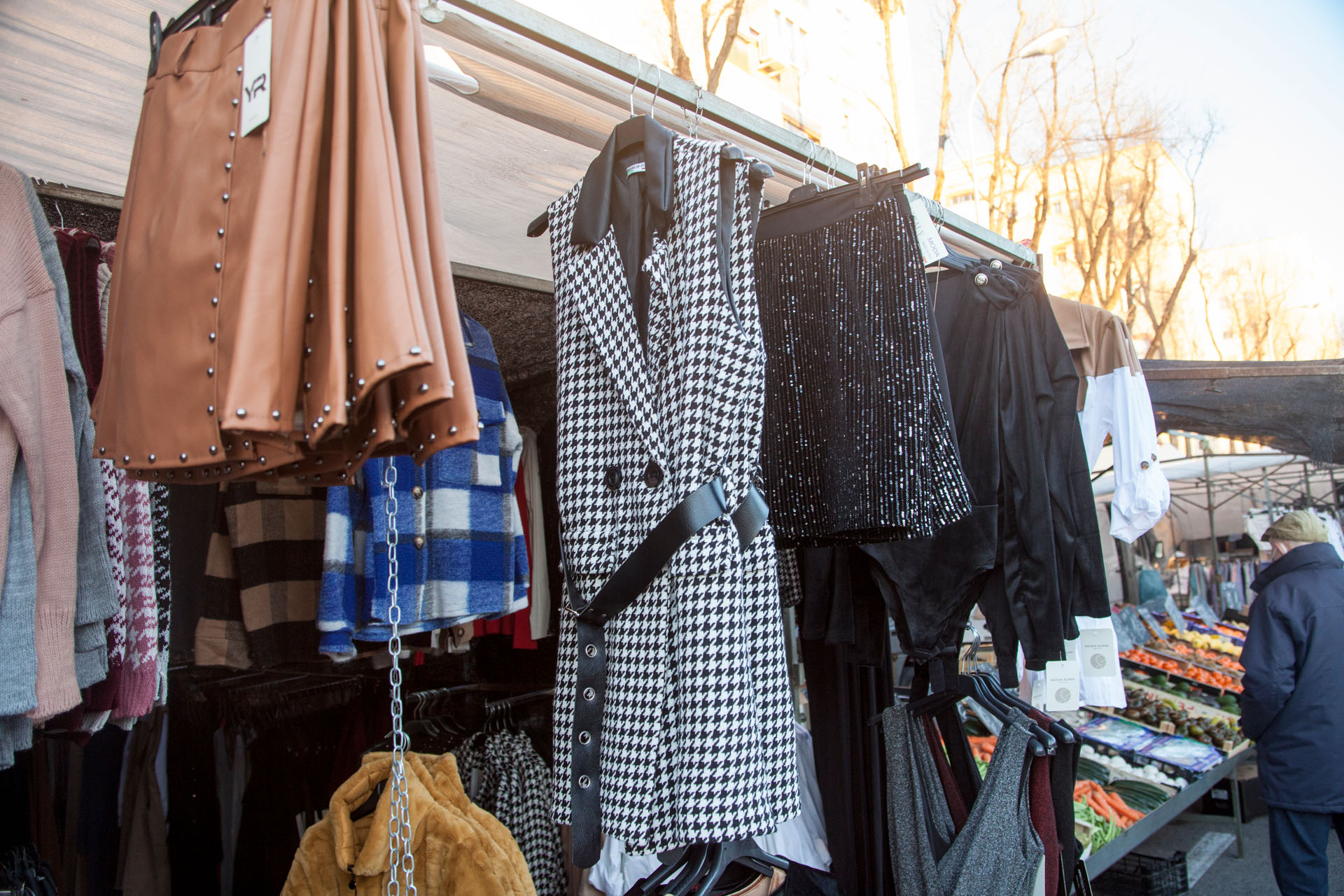 Photo de couverture Marché aux puces de la ville de Los Angeles ; Position 90 : Vêtements