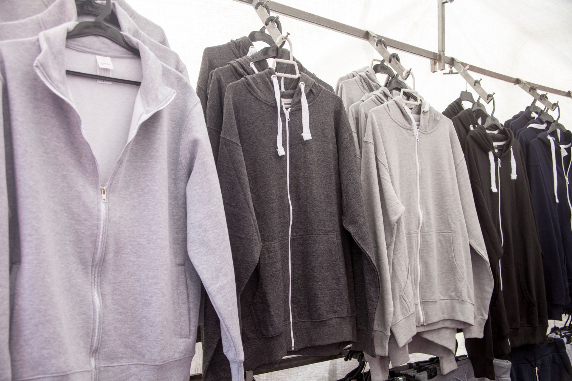 Photo de couverture Marché aux puces de la ville de Los Angeles ; Position 106 : Vêtements