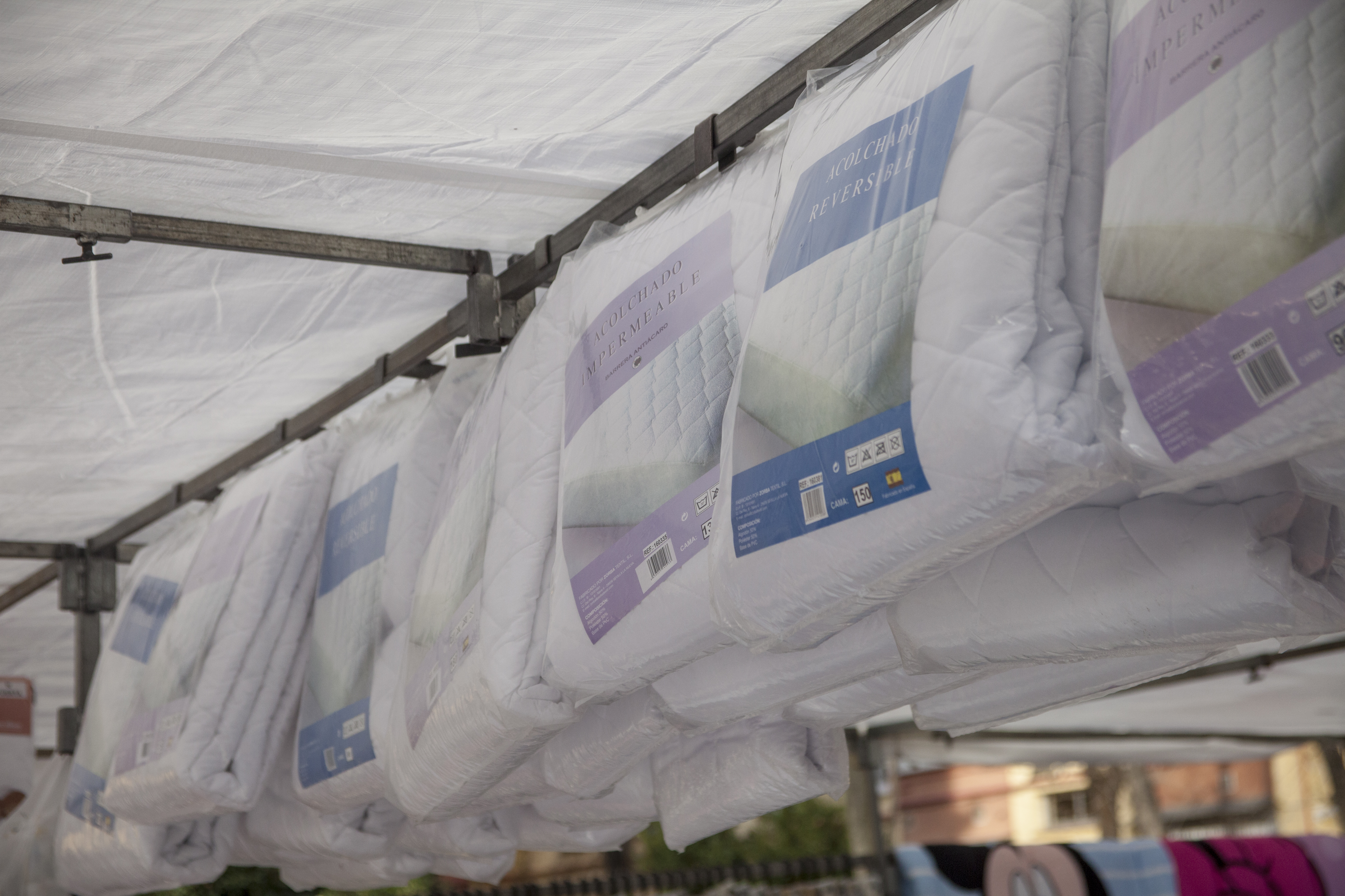 Photo de couverture Marché Cité des anges ; place 30 : linge de maison