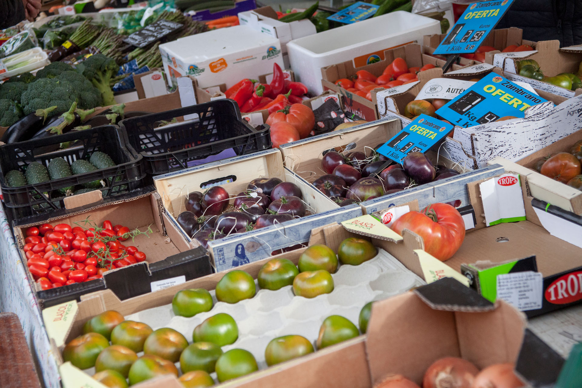 Photo de couverture Marché Cité des anges ; positions 21, 23 et 25 : Zambrano Fruits