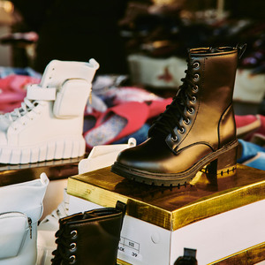 Foto di copertina Mercato di Ronda del Sur; Le scarpe comode