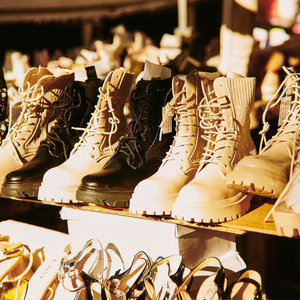 Foto di copertina Mercato di Ronda del Sur: negozio di scarpe