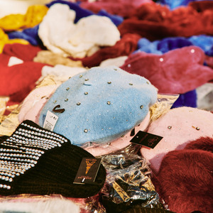 Thumbnail Ronda del Sur Market: Hats and gloves