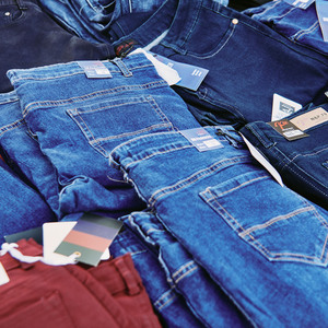 Foto di copertina Mercato di Ronda del Sur: abbigliamento in denim